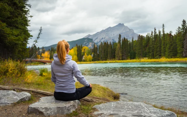 Kým druhí riešia druhých, nestrácajte čas, ...
