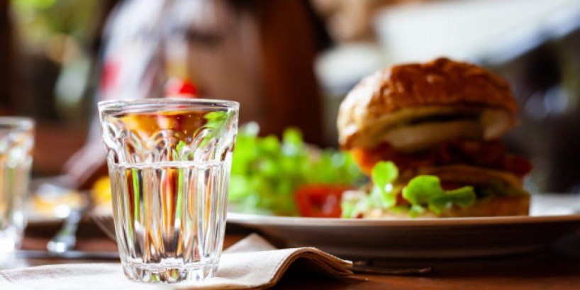 Pití během jídla?